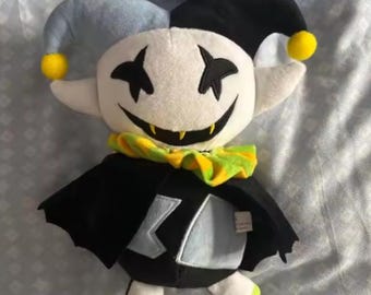 Spooky Cute Jester Plush Doll – Gothic Clown Stuffed Toy with Star Eyes & Ruffled Collar – Soft Halloween Gift 25CM