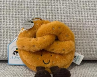 Smiling Pretzel Plush Keychain – Soft Bag Charm, Kawaii Foodie Accessory