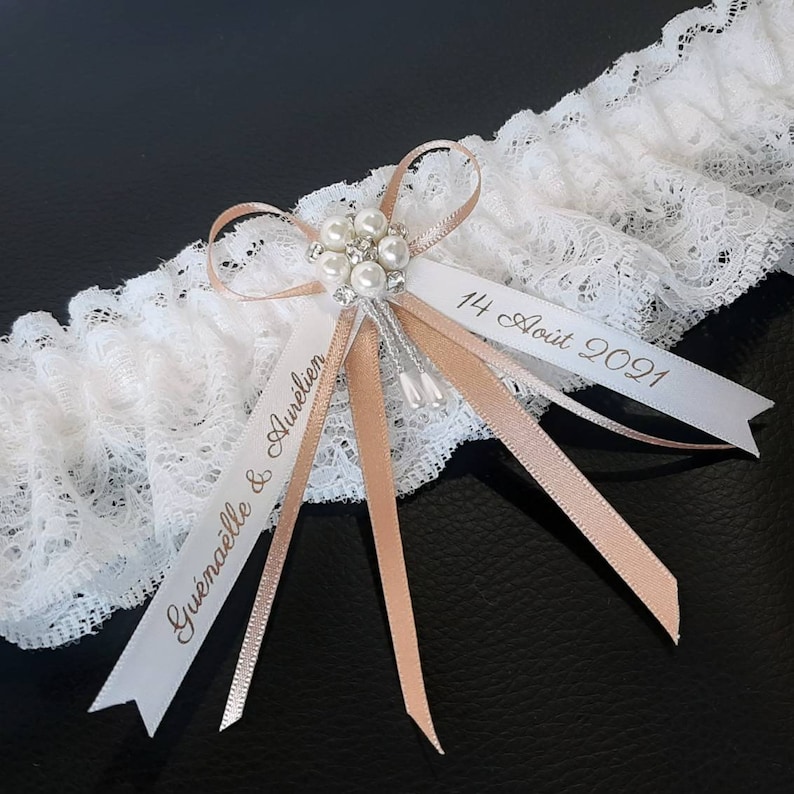 Luxe gepersonaliseerde huwelijkskousenband met parelcentrum, bruidskousenband met naam en datum, gepersonaliseerd lint kies uw kleur afbeelding 4