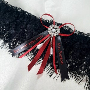 ZWARTE gepersonaliseerde bruiloftkousenband met rode linten, bruidskousenband in geschenkverpakking met naam en datum, gepersonaliseerde linten, boudoirlingerie