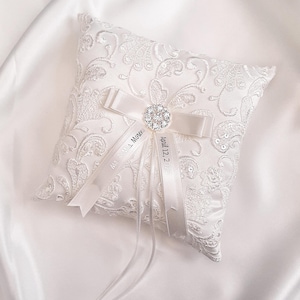 Almohada de anillo de bodas de lujo personalizada con texto plateado y adornos de diamantes de imitación, almohada para portador de anillos con nombre y fecha, regalo de recuerdo