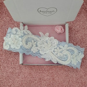 Blauwe kousenband, luxe bruiloft kousenband, iets blauws, bruids kousenband, handgemaakte aandenken kousenband met ivoor versierde bloemen appliqué