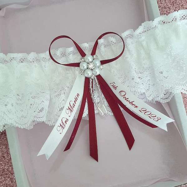 Jarretière de mariée personnalisée bordeaux avec centre de perles, jarretière de mariée rouge foncé avec nom et date, jarretière avec boîte-cadeau