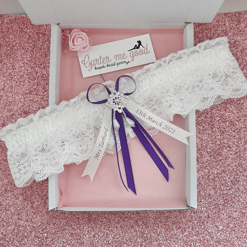 Jarretière de mariage de luxe en strass, jarretière de mariée personnalisée avec nom et date, ruban personnalisé choisissez votre couleur Purple (font 2)