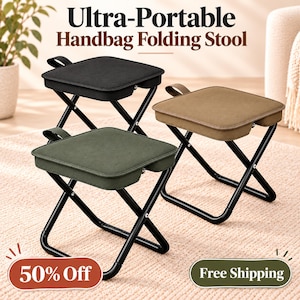 Puede incluir: Tres taburetes plegables con marcos de metal negro y asientos cuadrados acolchados en negro, verde oliva y marrón claro. Cada taburete tiene una pequeña asa de tela en el lateral. El texto Ultra-Portable Handbag Folding Stool es visible.