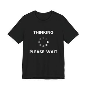 Denken Bitte warten Shirt - Lustiges AI Humor T-Shirt - Programmierer Tech Witz Tee - Künstliche Intelligenz Nerd Meme