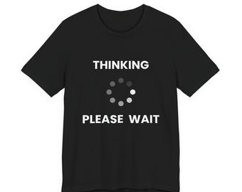 考え中、ちょっと待ってくださいTシャツ - 面白いAIユーモアTシャツ - プログラマー向けテックジョークTシャツ - 人工知能オタクミーム