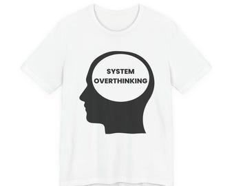 システム過剰思考Tシャツ - 面白いテクノロジーユーモアTシャツ - 皮肉なAI思考グラフィックTシャツ - 内向的な考えすぎジョーク