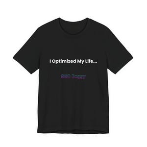 Peut inclure: T-shirt noir avec l'inscription blanche "I Optimized My Life..." et le texte multicolore "Still Buggy". Le t-shirt a des manches courtes et un col rond.
