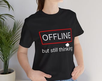オフラインだけどまだ考えてるTシャツ - 面白いテクノロジーユーモアTシャツ - プログラマーコーディングジョークTシャツ - AIオタクギークユーモア