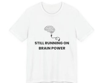 まだ脳力で動いているTシャツ - 面白いテクノロジーユーモアTシャツ - 反AI皮肉グラフィックTシャツ - 人間対AIジョーク