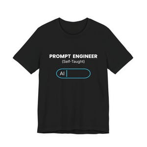 Può includere: T-shirt nera con testo bianco: "PROMPT ENGINEER (Self-Taught)". Sotto, una barra di ricerca blu con "AI". La maglietta ha un girocollo e maniche corte.