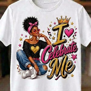 Può includere: Una t-shirt bianca con un'illustrazione grafica di una persona con capelli scuri ricci, una fascia rosa, occhiali a forma di cuore e una maglia nera con un cuore dorato. Il testo I Celebrate Me è stampato in oro e rosa con una corona.