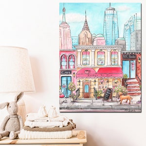 K&ouml;nnte beinhalten: Ein Aquarellbild einer Stadtstra&szlig;e mit rosa und gelben Geb&auml;uden. Die Geb&auml;ude haben Schaufenster mit den Aufschriften "Cafe", "Bailey's Tea Cup" und "NYC Books". Ein brauner Hund geht die Stra&szlig;e entlang.