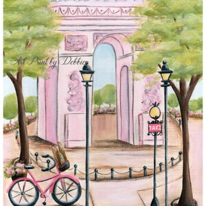 Op de afbeelding: Schilderij van een Parijse sc&egrave;ne met de Arc de Triomphe in zachte roze tinten. Een roze fiets met een mand en bloemen staat in de buurt. Het kunstwerk bevat bomen, straatlantaarns en een taxibord, wat een charmante, romantische sfeer oproept.