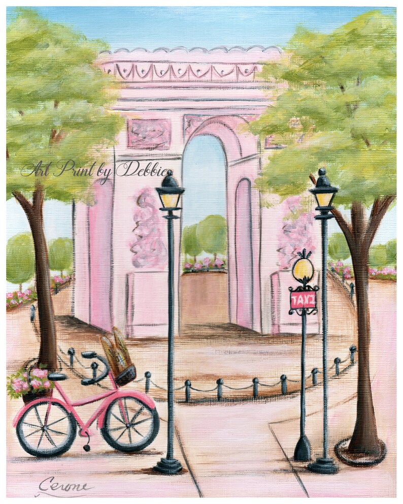 Op de afbeelding: Schilderij van een Parijse sc&egrave;ne met de Arc de Triomphe in zachte roze tinten. Een roze fiets met een mand en bloemen staat in de buurt. Het kunstwerk bevat bomen, straatlantaarns en een taxibord, wat een charmante, romantische sfeer oproept.