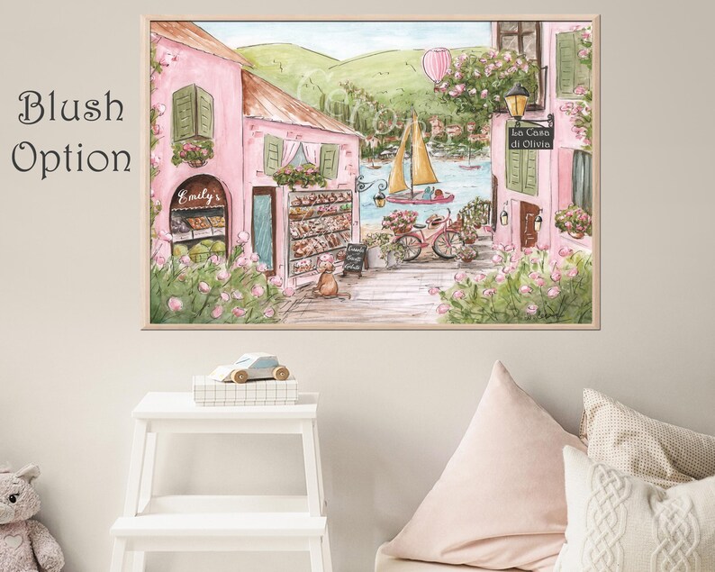 Pode incluir: Uma pintura em aquarela de um edif&iacute;cio rosa com uma placa que diz "La Casa di Olivia". O edif&iacute;cio &eacute; cercado por flores e vegeta&ccedil;&atilde;o. H&aacute; um veleiro na &aacute;gua ao fundo.