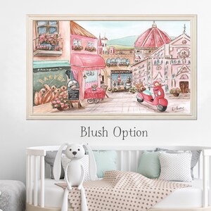 K&ouml;nnte beinhalten: Ein gerahmter Druck im Aquarellstil mit einer europ&auml;ischen Stra&szlig;enszene in Rosa- und Cremet&ouml;nen. Die Illustration zeigt eine B&auml;ckerei, ein Caf&eacute;, ein gro&szlig;es Kuppelgeb&auml;ude und einen roten Roller auf einem Kopfsteinpflasterweg. Der Text Blush Option steht darunter.