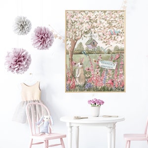 Puede incluir: Una ilustraci&oacute;n en tonos pastel rosa y verde de un conejo en un jard&iacute;n con un cartel que dice "Gianna's Garden". La ilustraci&oacute;n est&aacute; enmarcada en un marco dorado y colgada en una pared blanca.