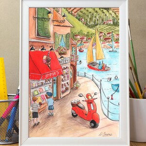 Op de afbeelding: Een aquarel schilderij van een schilderachtig Italiaans dorpje met een rode scooter, een bakkerij genaamd "Emma's" met een rode luifel en twee kinderen die naar het raam van de bakkerij kijken. Op de achtergrond vaart een zeilboot op een blauw meer.