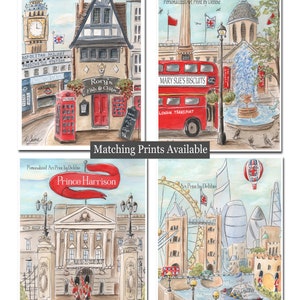 Puede incluir: Un conjunto de cuatro acuarelas que representan monumentos emblem&aacute;ticos de Londres. La primera pintura muestra un autob&uacute;s de dos pisos rojo frente a un edificio con el texto "MARY SUE'S BISCUITS". La segunda pintura muestra una cabina telef&oacute;nica roja y un edificio con el texto "Rory's Fish & Chips". La tercera pintura muestra un edificio con el texto "Prince Harrison". La cuarta pintura muestra el Tower Bridge y el London Eye.