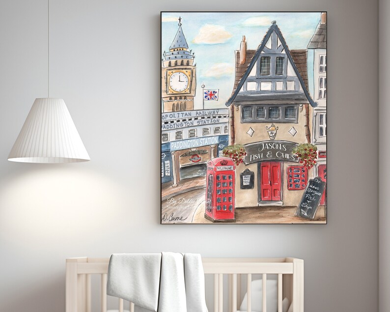 Puede incluir: Una pintura de acuarela de una escena de calle de Londres con una cabina telef&oacute;nica roja, un edificio con un letrero que dice "Jascn's Fish & Chips", y una torre del reloj en el fondo.