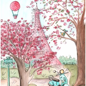 Op de afbeelding: Waterverfschilderij van de Eiffeltoren in Parijs, Frankrijk, met roze kersenbloesems, een blauwe scooter en een heteluchtballon. Het kunstwerk heeft een grillige stijl met zachte kleuren en een charmant straatnaambord.