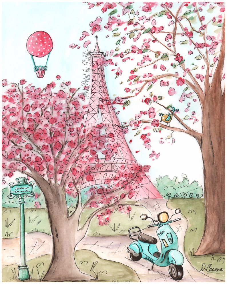 Op de afbeelding: Waterverfschilderij van de Eiffeltoren in Parijs, Frankrijk, met roze kersenbloesems, een blauwe scooter en een heteluchtballon. Het kunstwerk heeft een grillige stijl met zachte kleuren en een charmant straatnaambord.