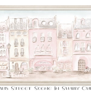 Op de afbeelding: Een aquarel schilderij van een Parijse straat sc&egrave;ne in een shabby chic stijl. De gebouwen zijn geschilderd in zachte roze en cr&egrave;me kleuren met details zoals ramen, balkons en luifels. De straat is beplant met bomen en er staat een fiets voor een van de gebouwen.
