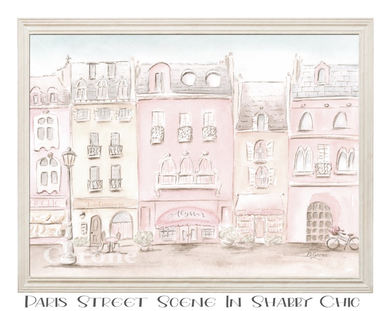 Op de afbeelding: Een aquarel schilderij van een Parijse straat sc&egrave;ne in een shabby chic stijl. De gebouwen zijn geschilderd in zachte roze en cr&egrave;me kleuren met details zoals ramen, balkons en luifels. De straat is beplant met bomen en er staat een fiets voor een van de gebouwen.