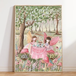 K&ouml;nnte beinhalten: Ein gerahmter Aquarelldruck zeigt zwei Feen bei einer Teeparty in einem skurrilen Wald. Die Feen mit Schmetterlingsfl&uuml;geln sitzen an einem rosa Tisch mit Teetassen und einer Kuchenst&auml;nder. Der Druck enth&auml;lt den Text "Noelle's Tea Party" und "Verone".