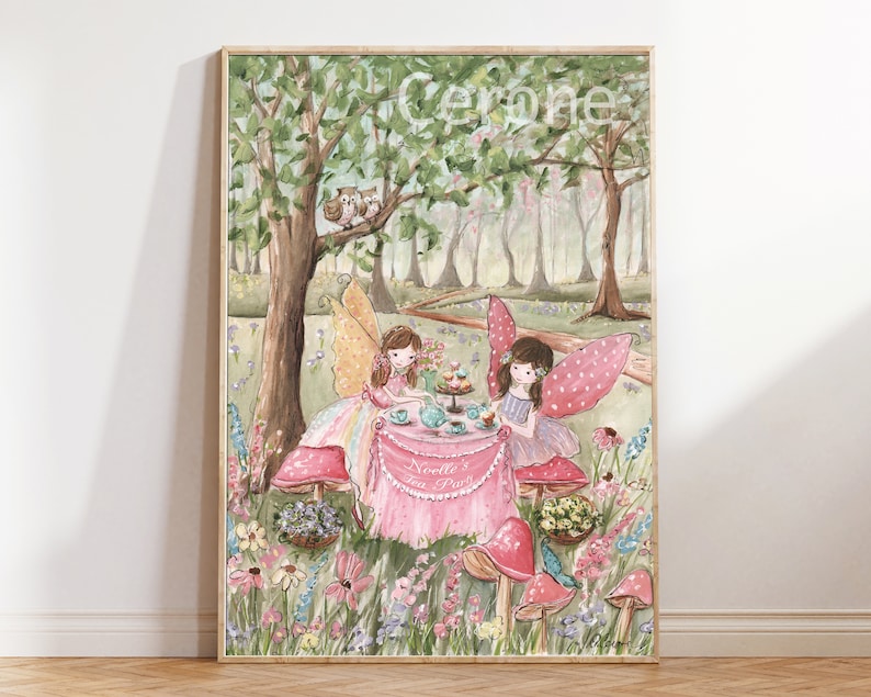 K&ouml;nnte beinhalten: Ein gerahmter Aquarelldruck zeigt zwei Feen bei einer Teeparty in einem skurrilen Wald. Die Feen mit Schmetterlingsfl&uuml;geln sitzen an einem rosa Tisch mit Teetassen und einer Kuchenst&auml;nder. Der Druck enth&auml;lt den Text "Noelle's Tea Party" und "Verone".