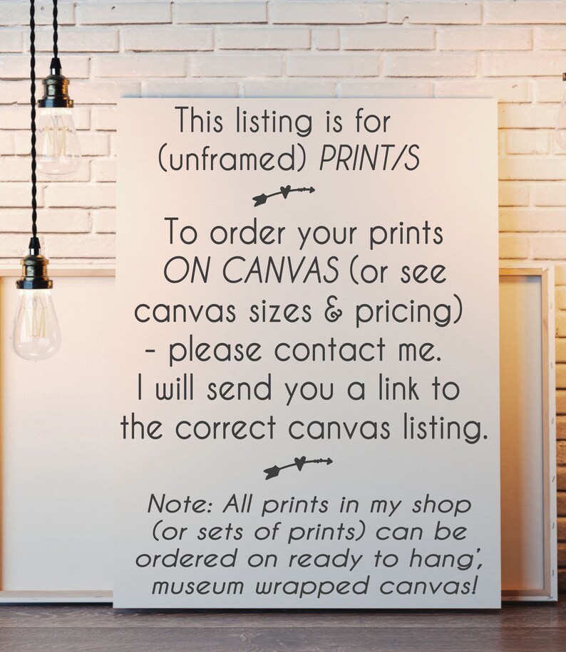 Op de afbeelding: Een wit bord met zwarte tekst die luidt: "This listing is for (unframed) PRINT/S. To order your prints ON CANVAS (or see canvas sizes & pricing) - please contact me. I will send you a link to the correct canvas listing. Note: All prints in my shop (or sets of prints) can be ordered on ready to hang, museum wrapped canvas!"
