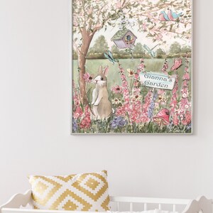 Puede incluir: Una ilustraci&oacute;n enmarcada de una escena de jard&iacute;n caprichosa con un conejito marr&oacute;n, flores rosas, una casita de p&aacute;jaros y un letrero que dice "El jard&iacute;n de Gianna".
