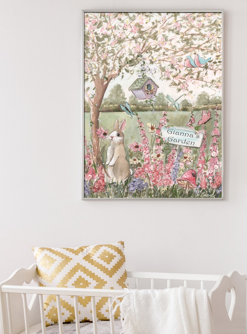 Puede incluir: Una ilustraci&oacute;n enmarcada de una escena de jard&iacute;n caprichosa con un conejito marr&oacute;n, flores rosas, una casita de p&aacute;jaros y un letrero que dice "El jard&iacute;n de Gianna".
