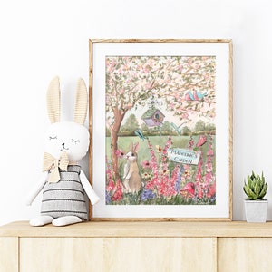 Puede incluir: Una pintura de acuarela de una escena de jard&iacute;n con un conejito, flores, una casita de p&aacute;jaros y un cartel que dice "El jard&iacute;n de Madeline".