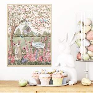 Puede incluir: Una pintura de acuarela de una escena de jard&iacute;n caprichosa con un conejito, flores, una casita de p&aacute;jaros y un letrero que dice "El jard&iacute;n de Gianna".