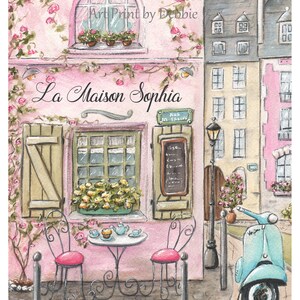 Op de afbeelding: Waterverfschilderij van een roze caf&eacute;, "La Maison Sophia," met een tafel voor thee. Voorzien van een blauwe scooter, smeedijzeren stoelen en klimrozen. Bevat de tekst "Art Print by Debbie" en "Rue des Saules."