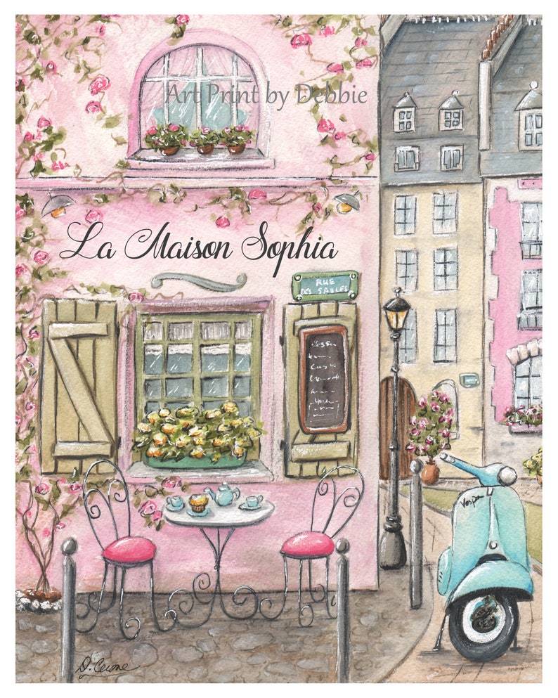 Op de afbeelding: Waterverfschilderij van een roze caf&eacute;, "La Maison Sophia," met een tafel voor thee. Voorzien van een blauwe scooter, smeedijzeren stoelen en klimrozen. Bevat de tekst "Art Print by Debbie" en "Rue des Saules."