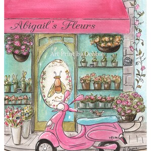 Op de afbeelding: Waterverfillustratie van een bloemenwinkel, "Abigail's Fleurs", met een roze luifel en een roze Vespa-scooter ervoor geparkeerd. De winkel heeft planken met potplanten en hangmanden met rozen. Een bij staat op de etalage.