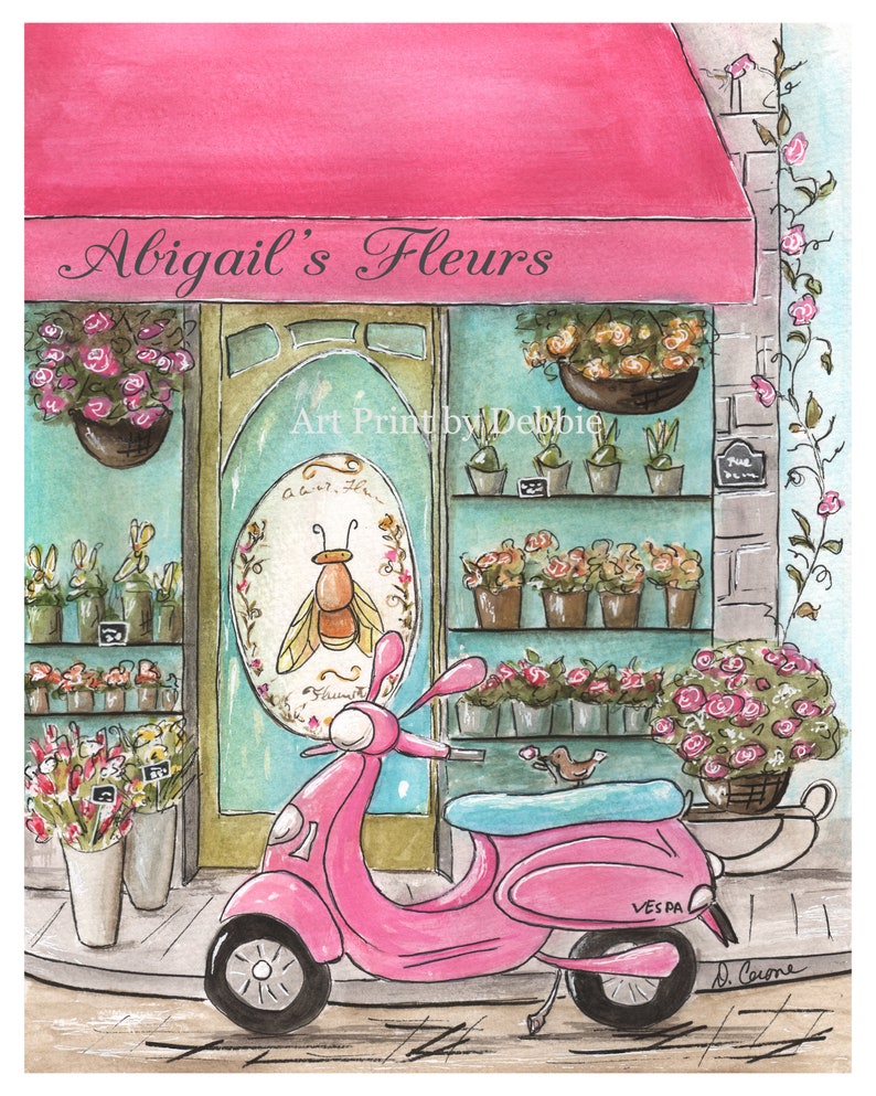 Op de afbeelding: Waterverfillustratie van een bloemenwinkel, "Abigail's Fleurs", met een roze luifel en een roze Vespa-scooter ervoor geparkeerd. De winkel heeft planken met potplanten en hangmanden met rozen. Een bij staat op de etalage.