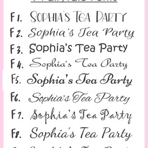 K&ouml;nnte beinhalten: Wei&szlig;er Hintergrund mit dem Text "9 Fairytale Fonts" oben. Darunter sind neun verschiedene Schriftarten, die jeweils "Sophia's Tea Party" anzeigen. Die Schriftarten variieren von eleganter Schreibschrift bis zu fettem Druck.