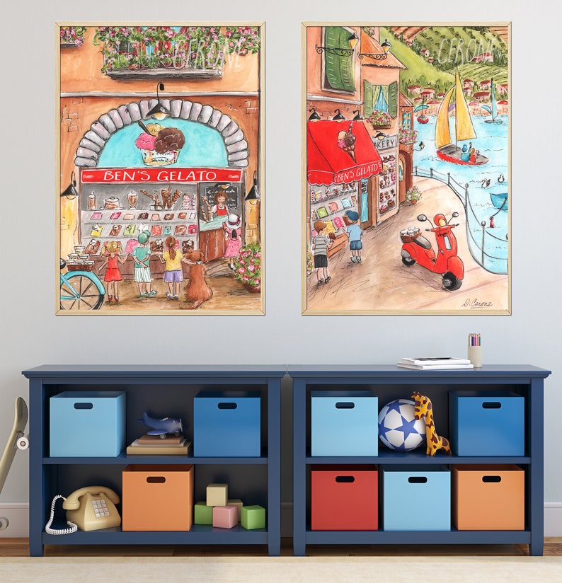Op de afbeelding: Twee ingelijste aquarellen van een Italiaanse gelatowinkel. De linker afbeelding toont een winkel met een rood luifel en de woorden "Ben's Gelato" boven het raam. De rechter afbeelding toont een winkel met een rood luifel en de woorden "Ben's Gelato" boven het raam. De winkel bevindt zich in een straat met een scooter ervoor.