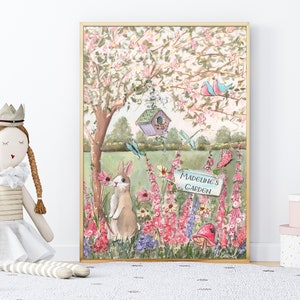 Puede incluir: Una ilustraci&oacute;n caprichosa de un jard&iacute;n con un borde de flores rosa y blancas, una casita para p&aacute;jaros, una mariposa, una lib&eacute;lula y un conejito oliendo una flor. El cartel dice "Jard&iacute;n de Madeline".