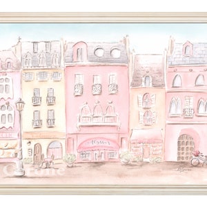 Op de afbeelding: Een aquarel van een rij pastelroze en gele gebouwen met winkelpuien. De gebouwen hebben gebogen ramen en deuren. De winkelpuien hebben borden met de tekst "Le Chic", "L'Epicerie" en "Alyssas". Er staat een fiets voor het laatste gebouw.