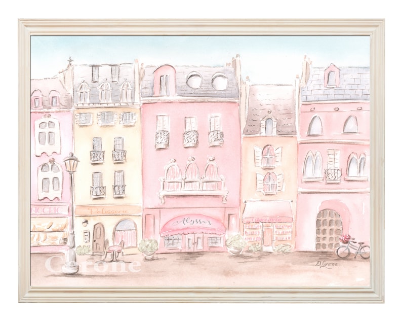 Op de afbeelding: Een aquarel van een rij pastelroze en gele gebouwen met winkelpuien. De gebouwen hebben gebogen ramen en deuren. De winkelpuien hebben borden met de tekst "Le Chic", "L'Epicerie" en "Alyssas". Er staat een fiets voor het laatste gebouw.