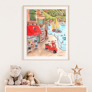 Op de afbeelding: Een aquarel schilderij van een kleurrijk Italiaans kustplaatsje met een rode scooter, een bakkerij genaamd "Emma's" en twee kinderen die langs lopen. De sc&egrave;ne bevat een zeilboot op het water en een groene heuvel op de achtergrond.