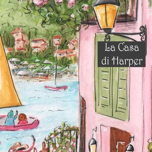 Pode incluir: Uma pintura a aquarela de um edif&iacute;cio rosa com uma placa que diz "La Casa di Harper". O edif&iacute;cio tem uma persiana verde na janela e uma porta marrom. H&aacute; um poste de luz no lado do edif&iacute;cio. O edif&iacute;cio est&aacute; localizado em uma &aacute;rea costeira com um veleiro e um barco a remo na &aacute;gua.