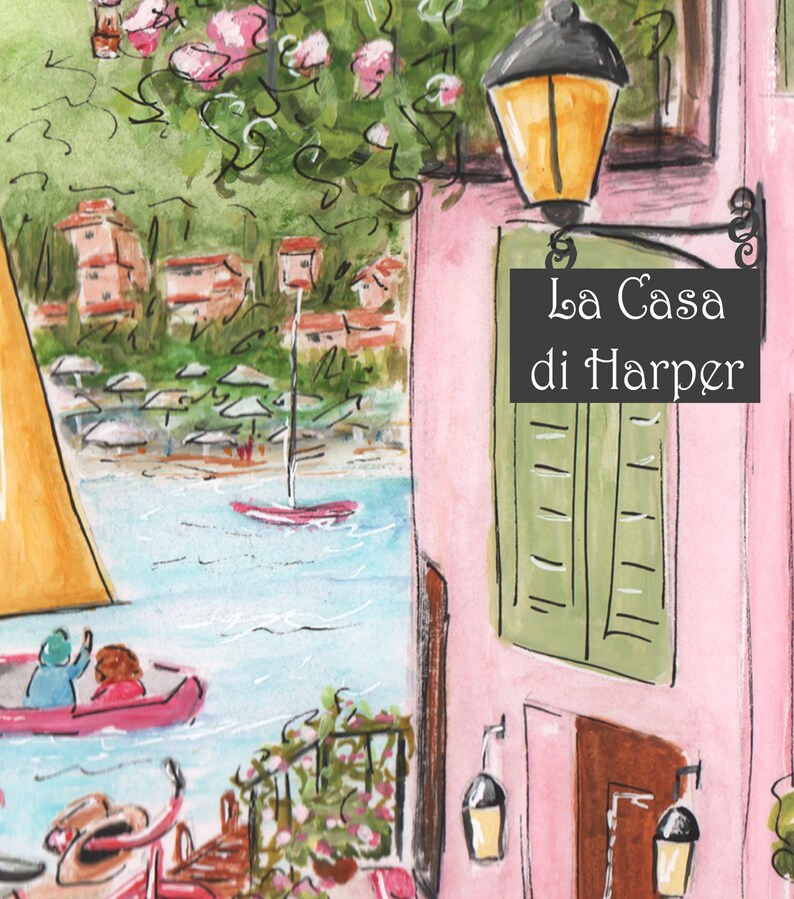 Pode incluir: Uma pintura a aquarela de um edif&iacute;cio rosa com uma placa que diz "La Casa di Harper". O edif&iacute;cio tem uma persiana verde na janela e uma porta marrom. H&aacute; um poste de luz no lado do edif&iacute;cio. O edif&iacute;cio est&aacute; localizado em uma &aacute;rea costeira com um veleiro e um barco a remo na &aacute;gua.