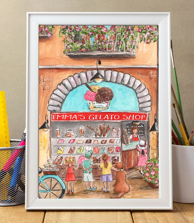 Op de afbeelding: Een aquarel van een gelatowinkel genaamd "Emma's Gelato Shop". De winkel heeft een blauw-witte luifel en een etalage met gelato-smaken. Er staan vier kinderen en een hond voor de winkel.